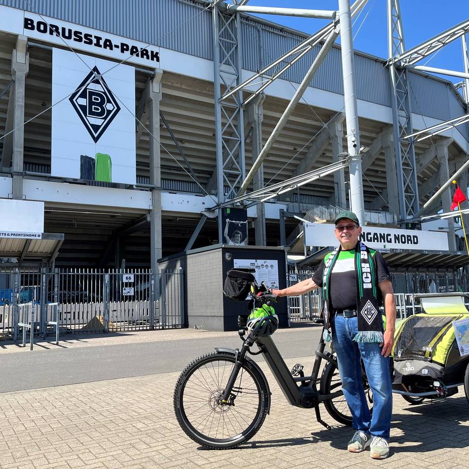 Für Spenden-Aktion: Gladbach-Fan reist 2025/26 zu jedem Auswärtsspiel mit dem Fahrrad