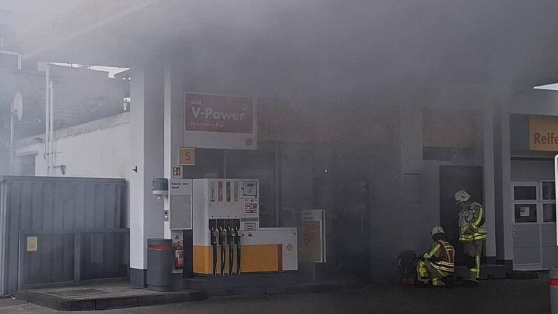 An Tankstelle in Kapellen: Einbruch sorgt für Feuerwehreinsatz in Grevenbroich