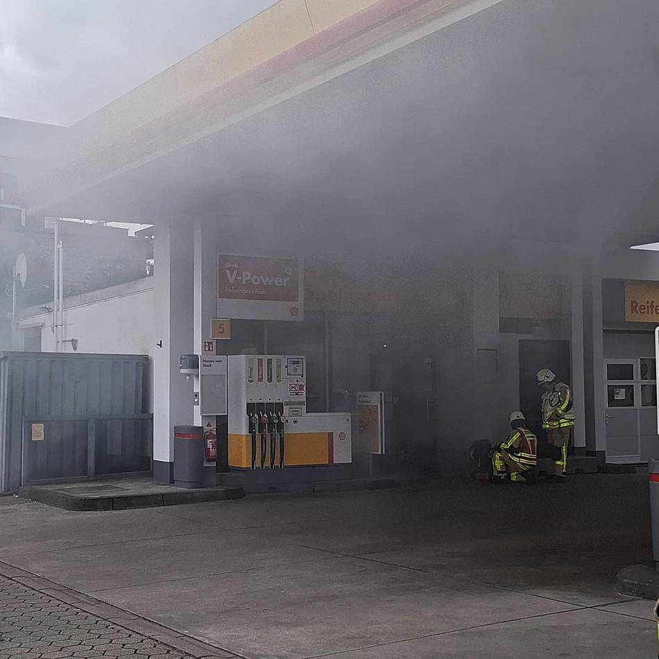 An Tankstelle in Kapellen: Einbruch sorgt für Feuerwehreinsatz in Grevenbroich