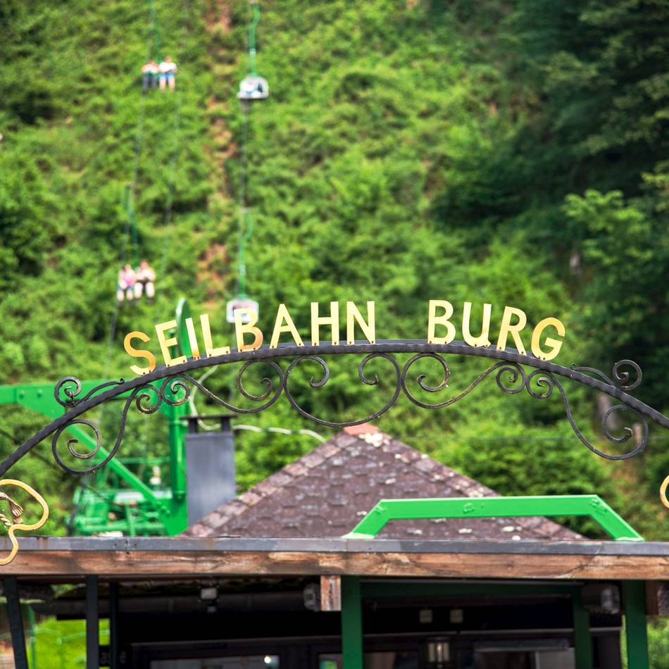 „7 Fakten“ über die Seilbahn Burg : Der älteste Doppelsessel-Lift seiner Art