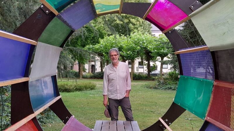 Installation „Weststream“ von Paul Schwer: Eine bunte Röhre lädt Passanten zum Dialog ein