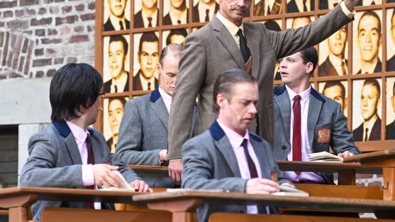 Schlossfestspiele Neersen: Erfolgreicher Auftakt für Inszenierung von „Der Club der toten Dichter“