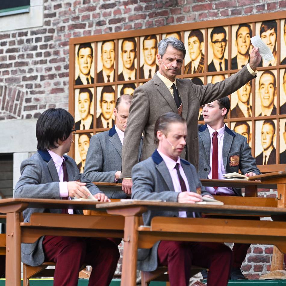 Schlossfestspiele Neersen: Erfolgreicher Auftakt für Inszenierung von „Der Club der toten Dichter“