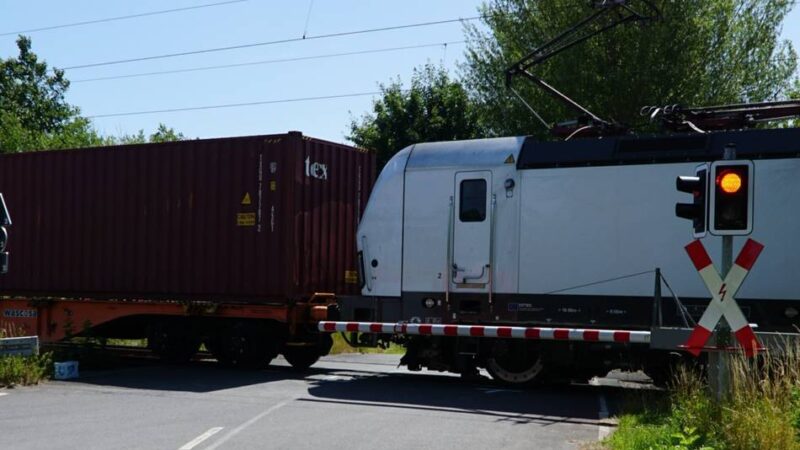 Tödlicher Unfall zwischen Viersen und Willich: Bahnübergang überquert – Seniorin von Zug erfasst