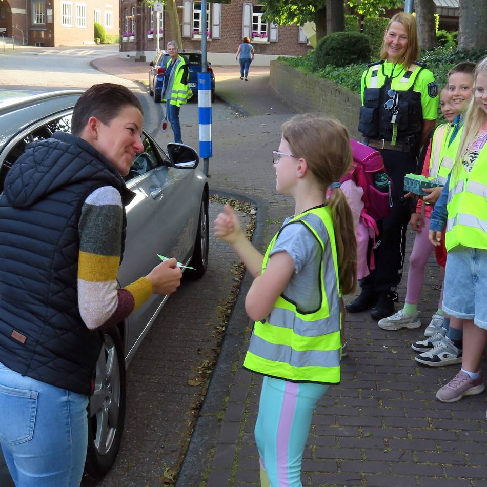 Dank- und Denkaktion in Hinsbeck: KGS-Kinder bedanken sich bei rücksichtsvollen Autofahrern