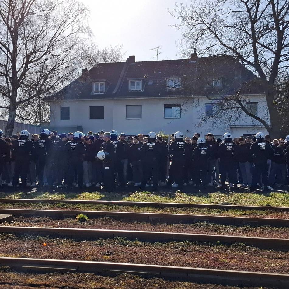 Waren die Maßnahmen rechtswidrig?: Fortuna-Fans klagen gegen Polizeieinsatz vor dem Derby in Köln – das sind die Hintergründe