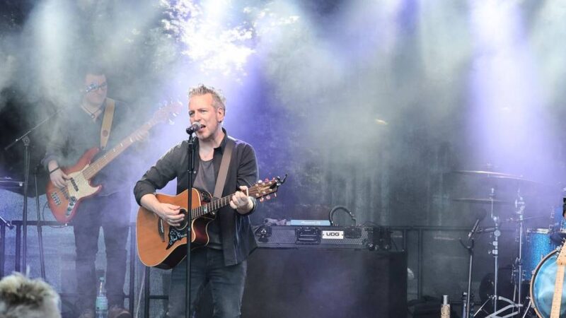 Heimatverein lädt zum Feiern ein – „Booster“ und DJ Tim Kramer beim NEW Musiksommer: Großes Sommerfest mit Musik, Tanz und guter Laune in Hochneukirch