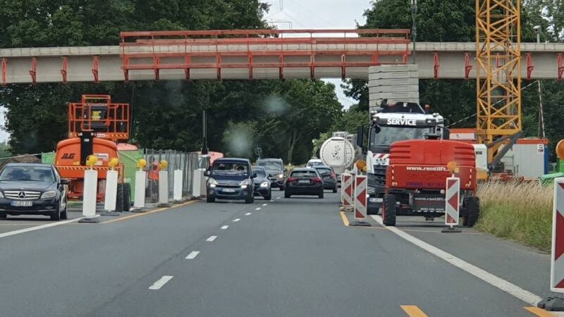 Sperrung der Bundesstraße 67: Neue Brücke am Kalkarer Oyweg ist montiert