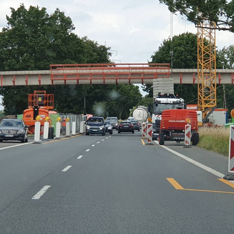 Sperrung der Bundesstraße 67: Neue Brücke am Kalkarer Oyweg ist montiert
