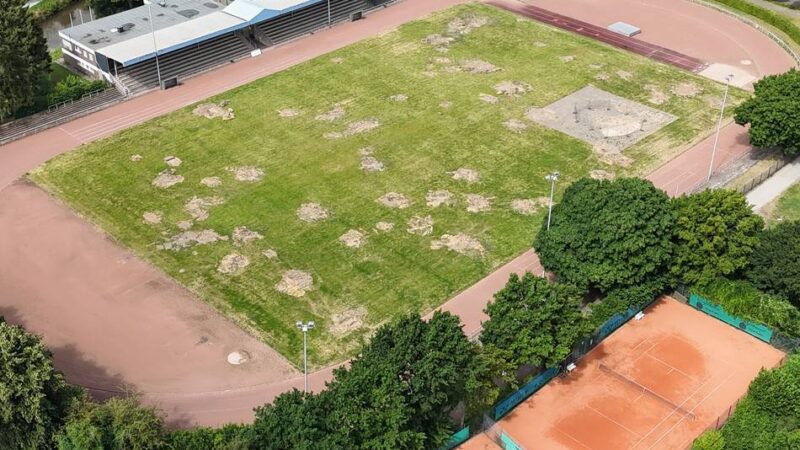 Große Sportstätte in Grevenbroich: Mit der „Super-Walze“ beginnt der Bau fürs neue Stadion
