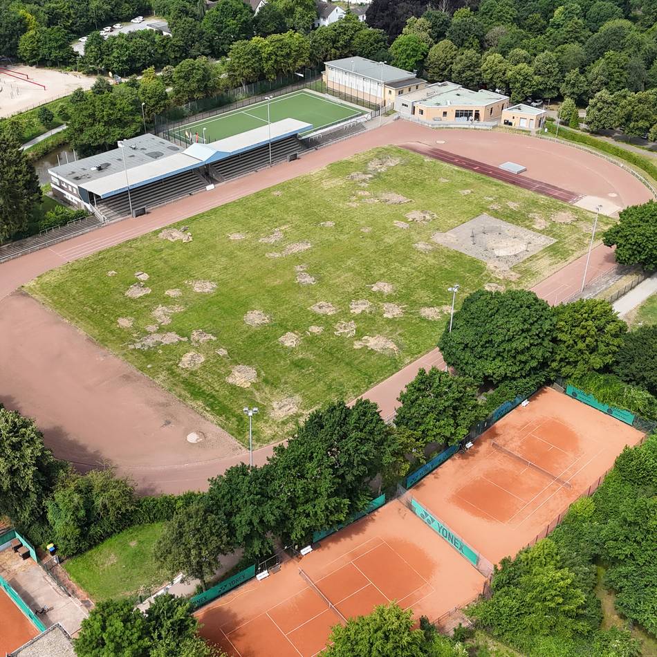 Große Sportstätte in Grevenbroich: Mit der „Super-Walze“ beginnt der Bau fürs neue Stadion