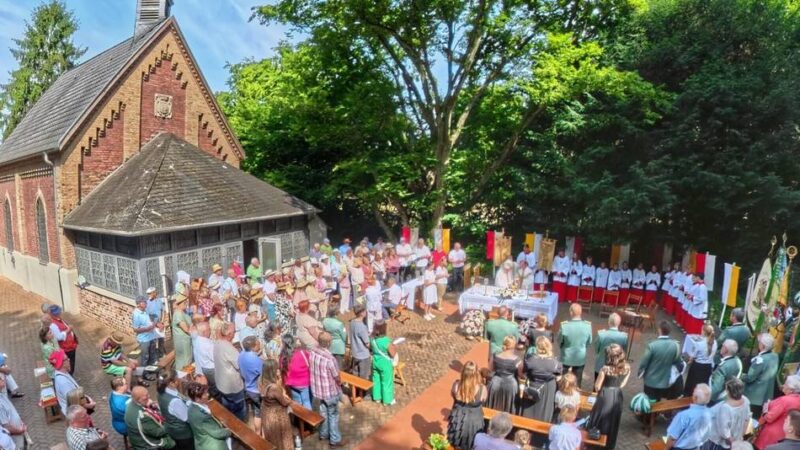 Krönung auf der Eröffnung der Gezelinoktav in Leverkusen: Andreas Velser ist neuer Schützenkönig in Schlebusch