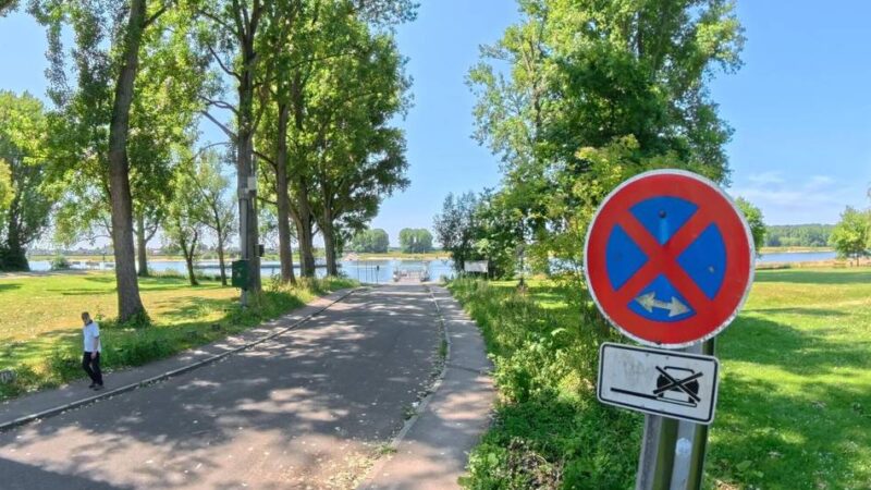 Stadt Leverkusen soll stärker kontrollieren: CDU kritisiert Parkchaos am Rheinufer in Hitdorf