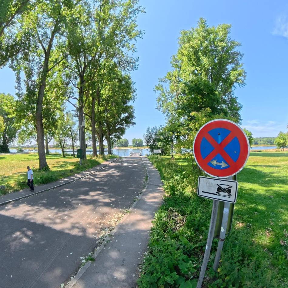 Stadt Leverkusen soll stärker kontrollieren: CDU kritisiert Parkchaos am Rheinufer in Hitdorf