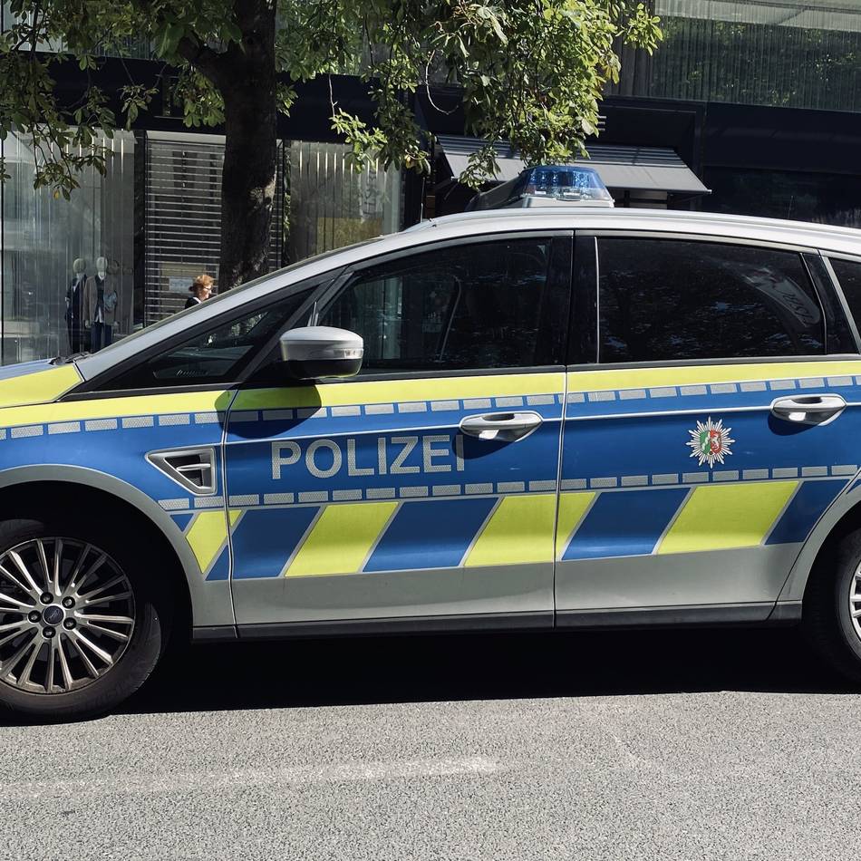 Festnahme in Düsseldorf-Ludenberg: Zeuge stellt Autoaufbrecher in Tiefgarage