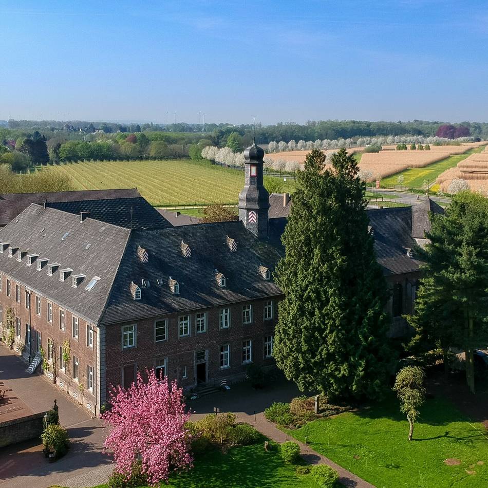 Kloster in Jüchen: Malworkshop und Versteigerung im Nikolauskloster