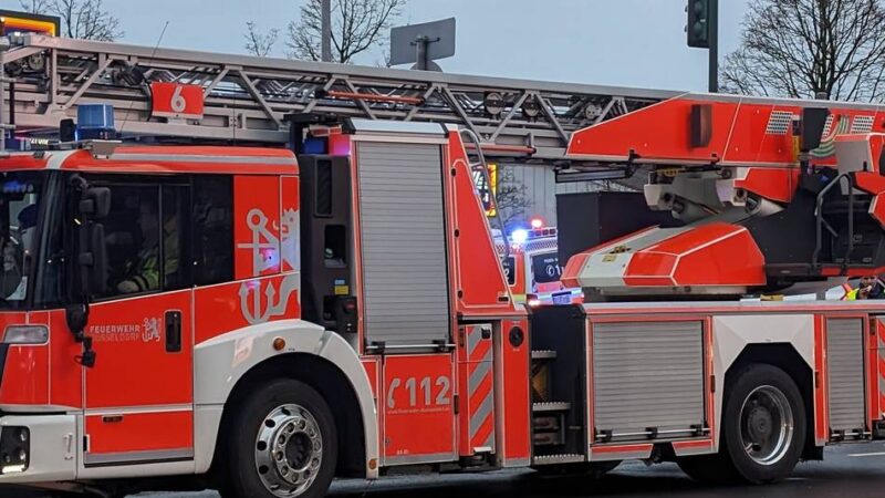 Feuerwehreinsatz in Düsseldorf-Ludenberg: Brennendes Wohnhaus einsturzgefährdet