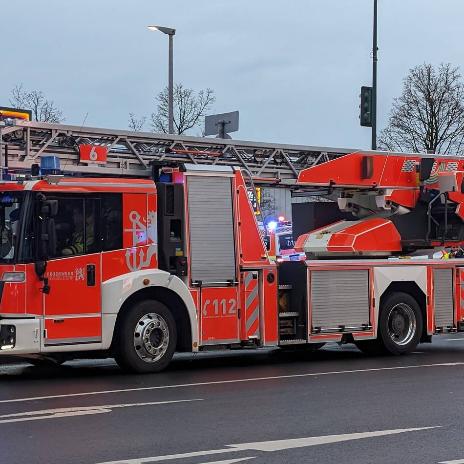 Feuerwehreinsatz in Düsseldorf-Ludenberg: Brennendes Wohnhaus einsturzgefährdet