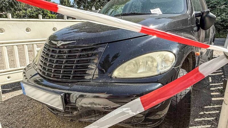 Nach zwei Monaten Standzeit: Das Geister-Auto von Grevenbroich-Neuenhausen wurde abgeschleppt