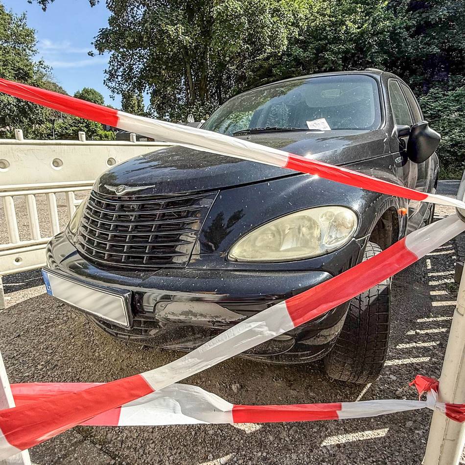 Nach zwei Monaten Standzeit: Das Geister-Auto von Grevenbroich-Neuenhausen wurde abgeschleppt