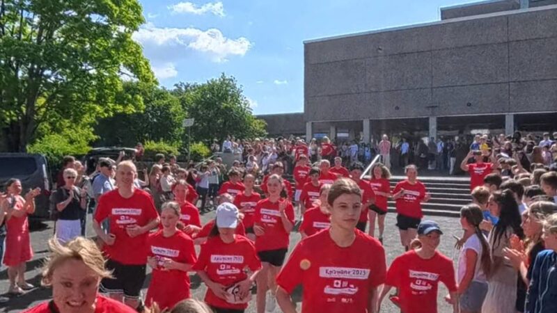 Spendenkarawane an der Gesamtschule Schlebusch: Abenteuer-Lauf von Leverkusen nach Bern