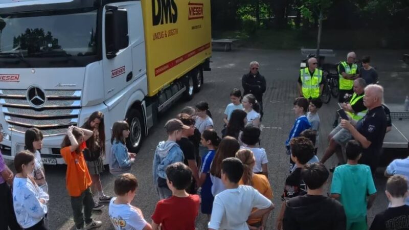 Verkehrsübung an Schulen in Leverkusen: Verschluckt vom toten Winkel