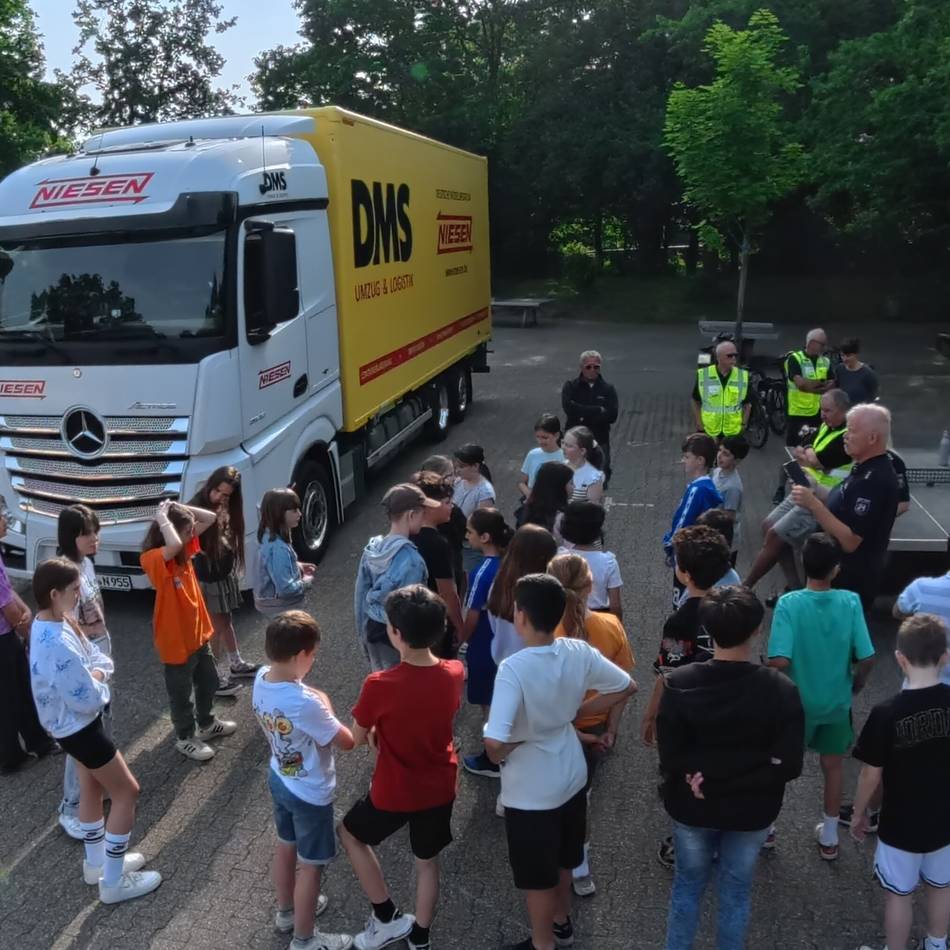 Verkehrsübung an Schulen in Leverkusen: Verschluckt vom toten Winkel