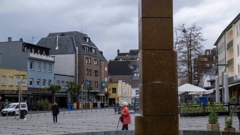 Am helllichten Tag in Mönchengladbach: Männer schubsen Seniorin, helfen ihr hoch und bestehlen sie dabei