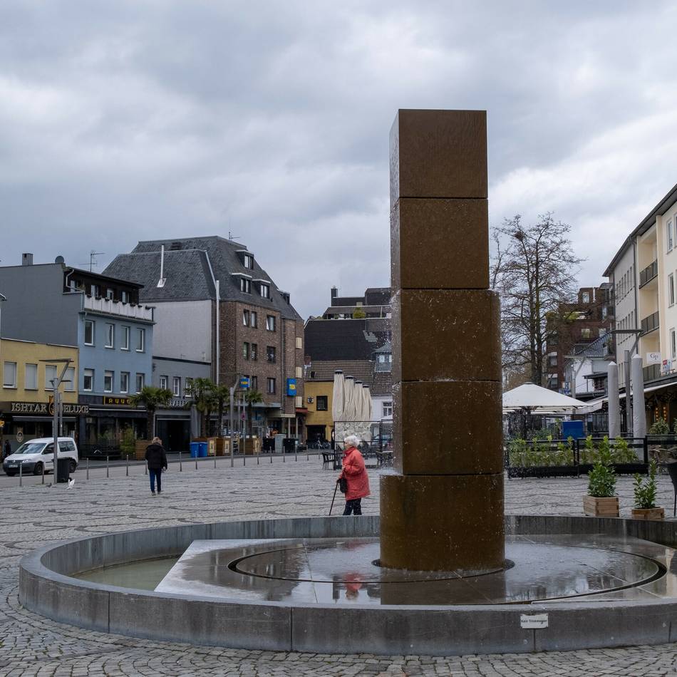 Am helllichten Tag in Mönchengladbach: Männer schubsen Seniorin, helfen ihr hoch und bestehlen sie dabei