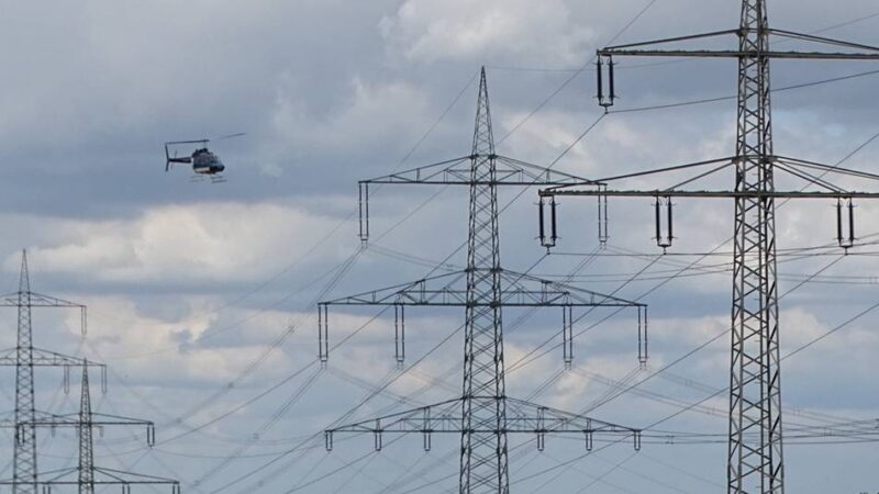 Helikopter fliegen über den Rhein-Kreis: Netzbetreiber kontrolliert Hochspannungsleitungen