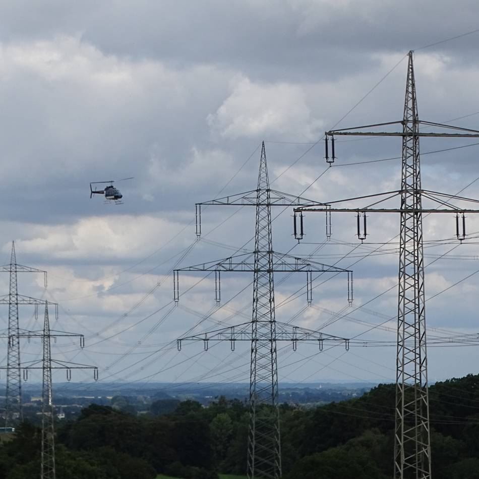 Helikopter fliegen über den Rhein-Kreis: Netzbetreiber kontrolliert Hochspannungsleitungen
