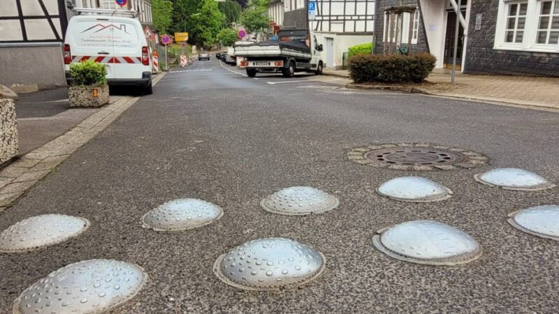 Verkehrsberuhigung in Hückeswagen: Friedrichstraße hat ihre „Kölner Teller“ zurück