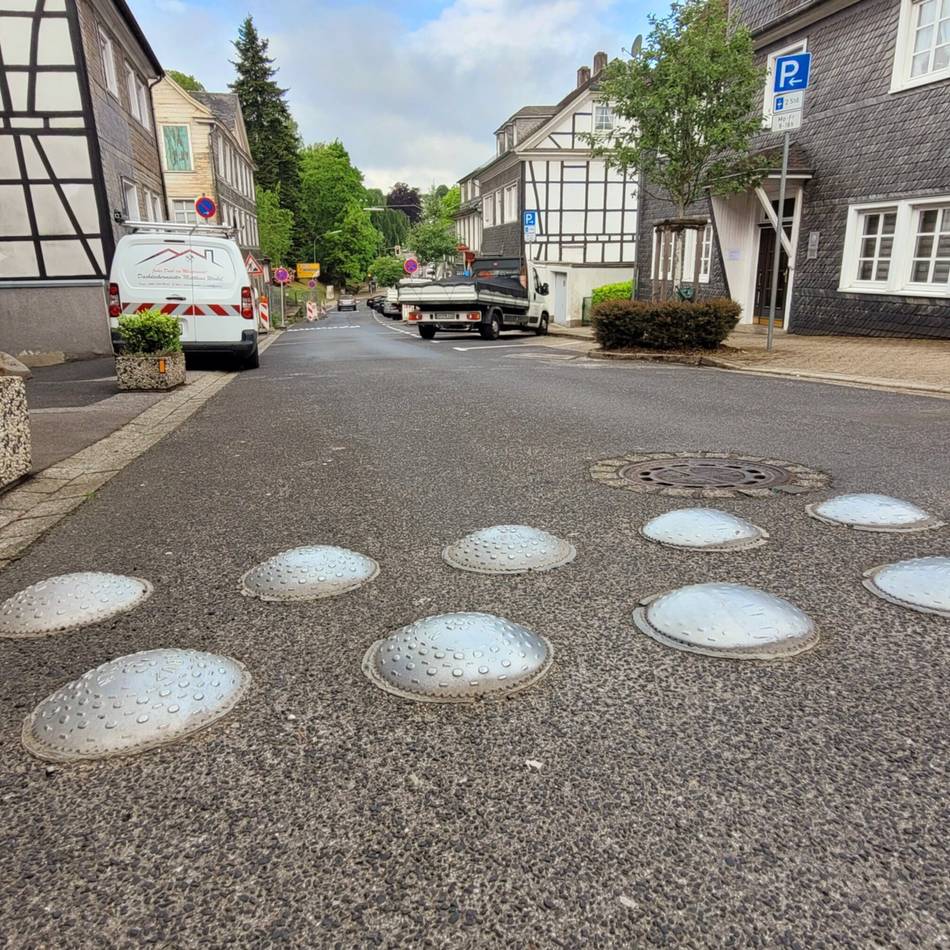 Verkehrsberuhigung in Hückeswagen: Friedrichstraße hat ihre „Kölner Teller“ zurück