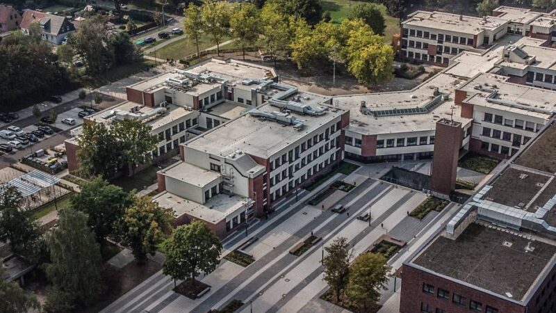 „Dummer Streich“ oder ernste Drohung?: Straftat angedroht – Polizei zeigt am Klever Berufskolleg Präsenz