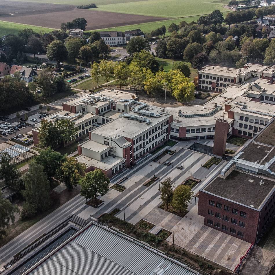 „Dummer Streich“ oder ernste Drohung?: Straftat angedroht – Polizei zeigt am Klever Berufskolleg Präsenz