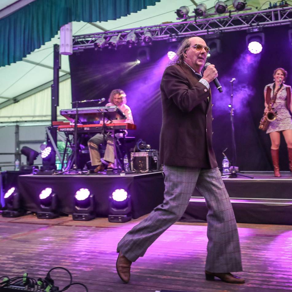 Sommerbrauchtum in Düsseldorf: Der „Meister“ Guildo Horn rockt Bilk