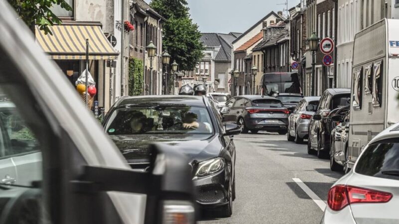 Zwischen Emmerich und Beek: „Nicht warten, bis Schlimmes passiert“ – Staus wegen gesperrter Grenzübergänge