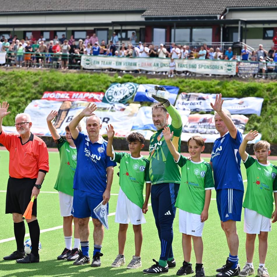 Königsblaue Traditionsmannschaft zu Gast beim RSV 09 Hückeswagen: Schalker Spektakel an der Schnabelsmühle