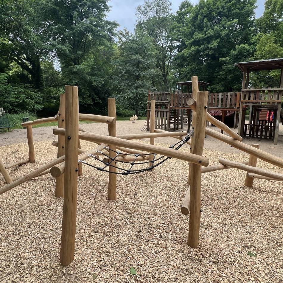 Schlosspark Neersen: Neues Klettergerüst ersetzt das Schiebehaus