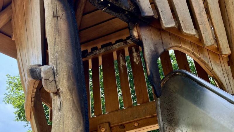Polizei ermittelt: Unbekannte zerstören Spielhaus in Wekeln