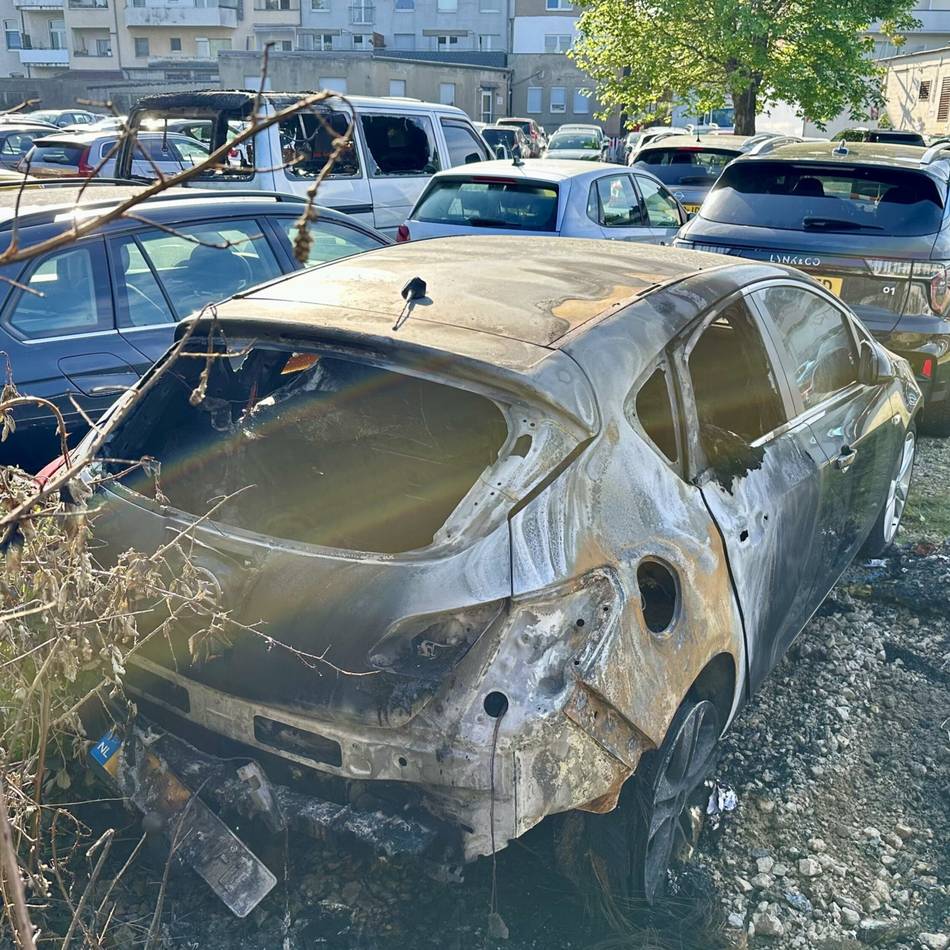Brennende Autos in Düsseldorf: Nach Feuer auf Flughafen-Parkplatz – Boden muss abgetragen werden
