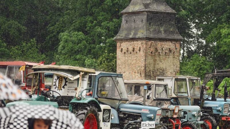 Oldtimerfreff bei Kloster Graefenthal: Alte Trecker in Asperden, so weit das Auge reicht
