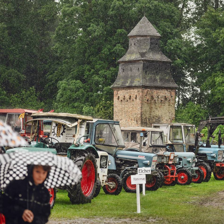 Oldtimerfreff bei Kloster Graefenthal: Alte Trecker in Asperden, so weit das Auge reicht