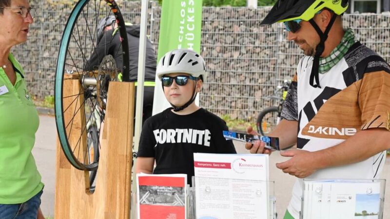 Hückeswagener Infostand zum Bergischen Trassentreffen: Radler nutzen die Trasse selbst bei schlechtem Wetter gerne
