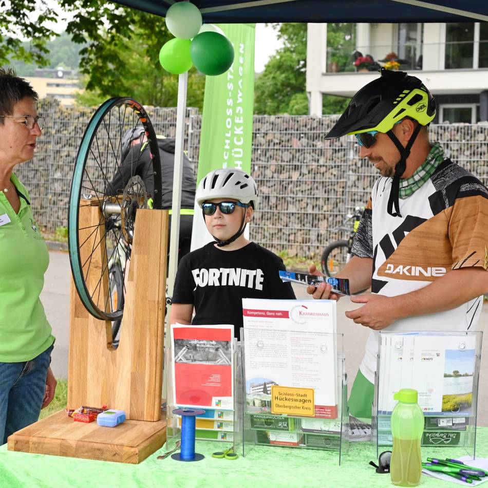 Hückeswagener Infostand zum Bergischen Trassentreffen: Radler nutzen die Trasse selbst bei schlechtem Wetter gerne