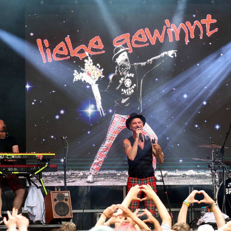 40. Schlebuscher Volksfest in Leverkusen: Brings bringt Fans zum Singen