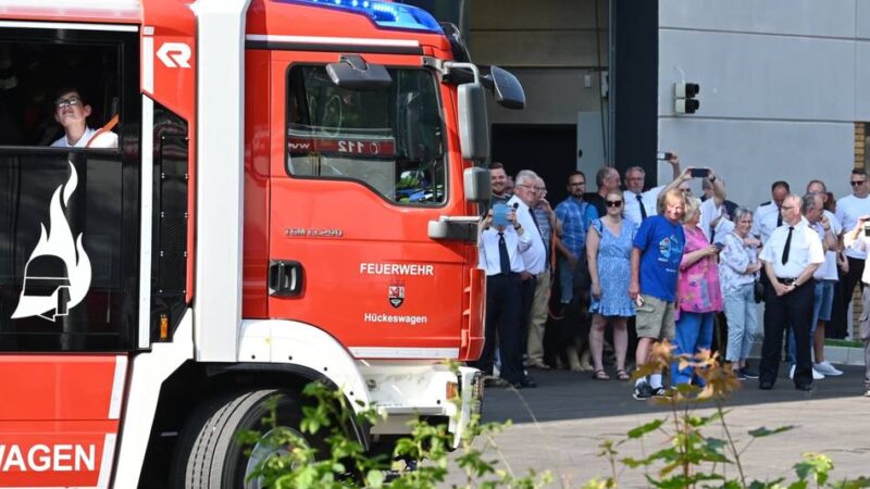 Hückeswagener Feuerwehr weiht neues Domizil ein: Neues Feuerwehrgebäude als Ort der Gemeinschaft