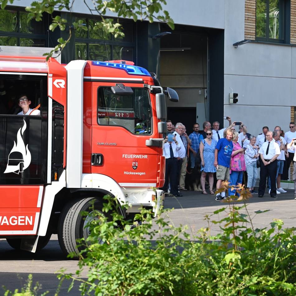 Hückeswagener Feuerwehr weiht neues Domizil ein: Neues Feuerwehrgebäude als Ort der Gemeinschaft