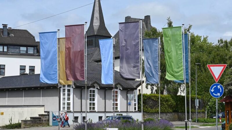 Radevormwalder Sparkassen-Kreisel: Diese Botschaft steckt hinter den neuen Künstlerfahnen