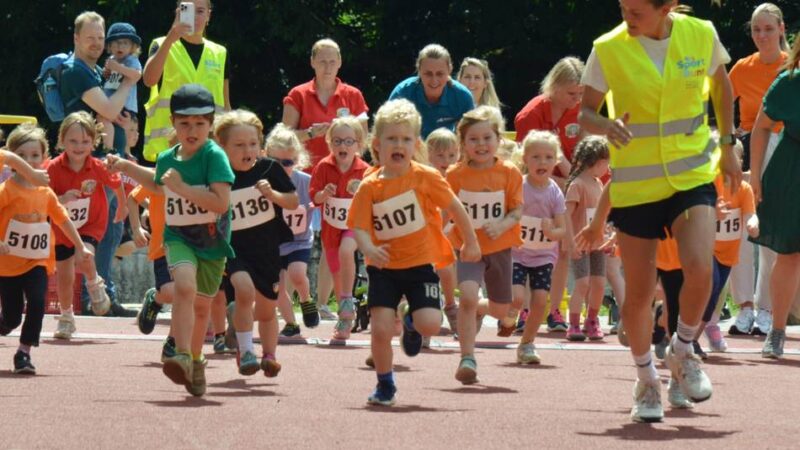 Bambinilauf 2025 in Wermelskirchen: Fast 300 Kinder laufen um die Wette